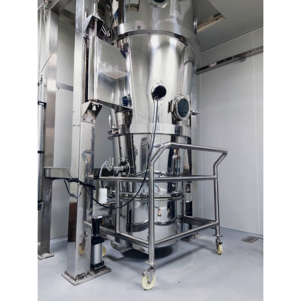 使用高壓噴槍產生的水霧對於台車內粉體進行造粒，並透過台車底部送出低溫低濕空氣進行產品乾燥